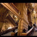 Opéra national de Paris.השתקפות המדרגות במראה שמשמאל